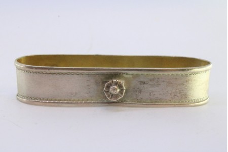  Argola de guardanapo em prata de forma oval com aplicação em forma de flor.